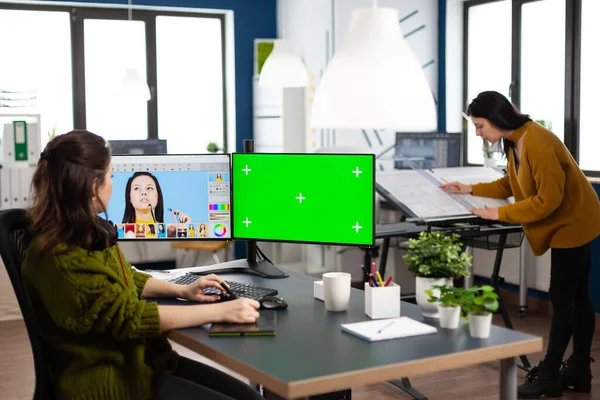 Mujer artista digital que trabaja la edición de fotos creativas utilizando pantalla verde, croma clave pantalla aislada — Foto de Stock