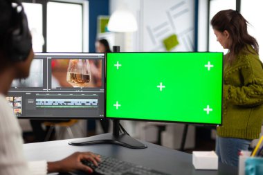Yeşil ekranlı pc kullanarak kulaklık düzenleme görüntüleriyle Afrikalı video düzenleyici