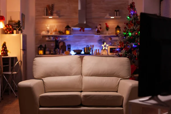 Sala de estar vazia com mobiliário moderno pronto para férias de Natal — Fotografia de Stock
