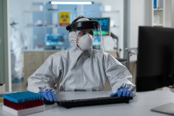 Científica mujer con equipo médico de protección contra covid19 — Foto de Stock