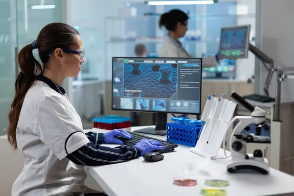 Scientist researcher chemist woman typing microbiology test expertise — Stock Photo, Image