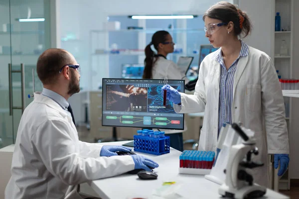 Equipo médico examinando la muestra de sangre discutiendo la experiencia del virus —  Fotos de Stock