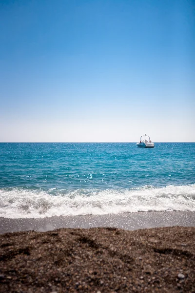 mavi deniz ve rock plaj tekne
