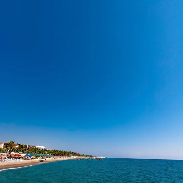 Zeezicht op de kust — Stockfoto