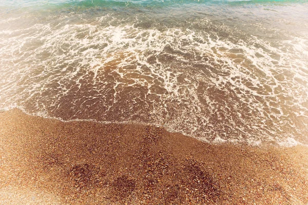 Wave zee en rotsen aan strand — Stockfoto