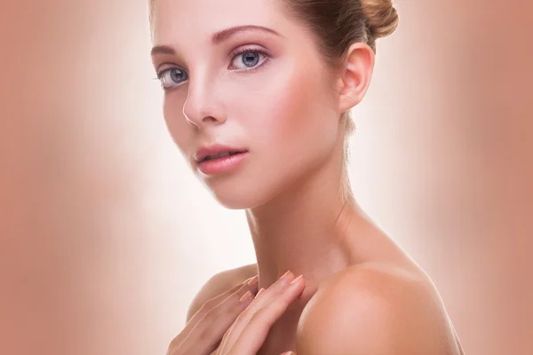 Gorgeous young woman with healthy skin — Stock Photo, Image