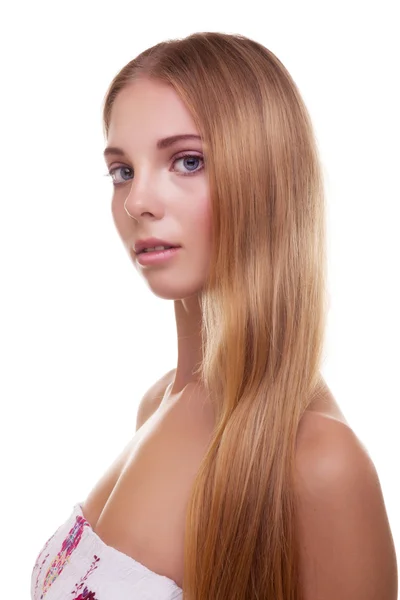 Женщина с длинными светлыми волосами на белом фоне — стоковое фото