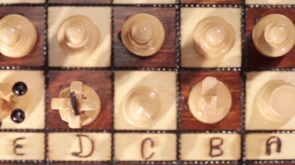Jogo de xadrez em uma mesa — Vídeo de Stock