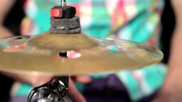 Mannen spelen op drumms — Stockvideo