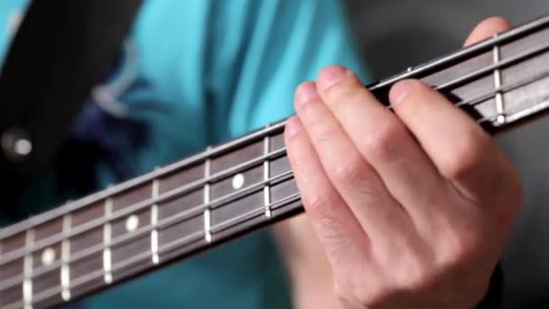 Hombres tocando la guitarra en un estudio musical — Vídeo de stock