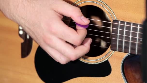 Mannen spelen op guitar in muzikale studio — Stockvideo