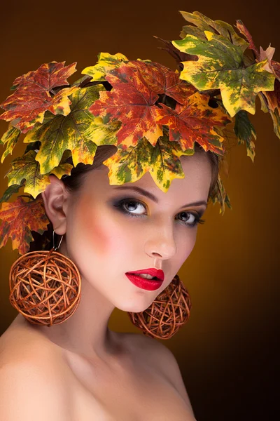 Frau mit Modekunstkonzept des Herbstes — Stockfoto