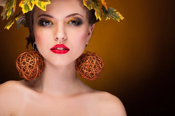 Moda sonbahar konsepti ile muhteşem bir kadın — Stok fotoğraf