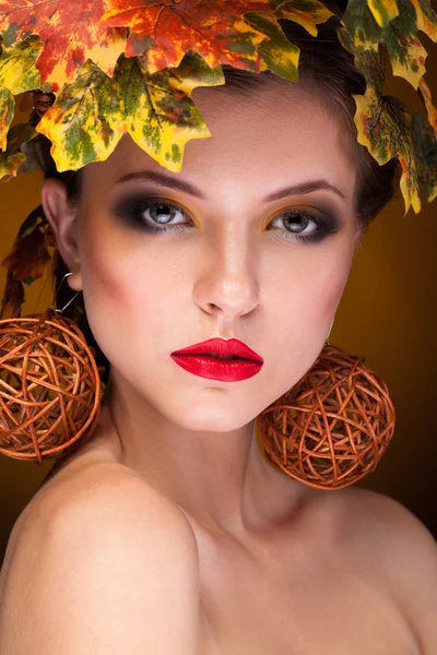 Gorgeous girl with autumn make up and leaves — Stock Photo, Image