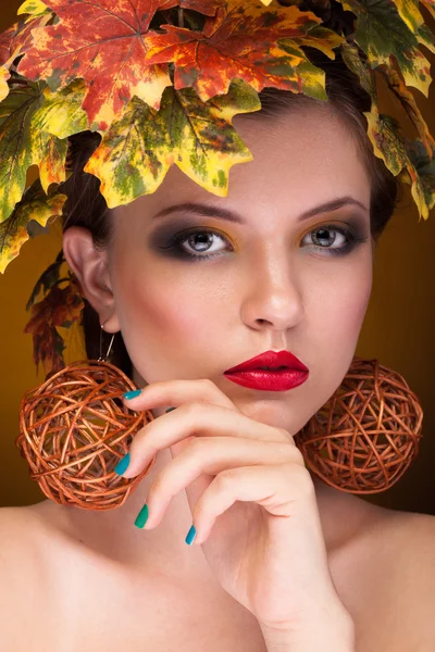 美丽的女人画像在秋天的时尚艺术理念 — 图库照片