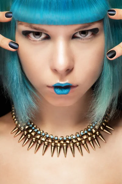 Mujer de moda con pelo azul y collar —  Fotos de Stock