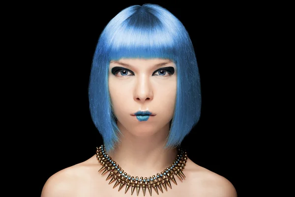 Аніме дівчина з блакитним волоссям на чорному тлі — стокове фото