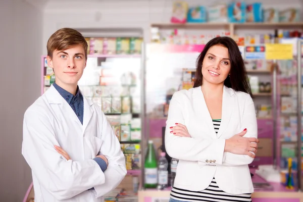 Customer and pharmacist smiling — Stock Photo, Image