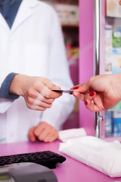 Cliente pagando con tarjeta de crédito por pastillas — Foto de Stock