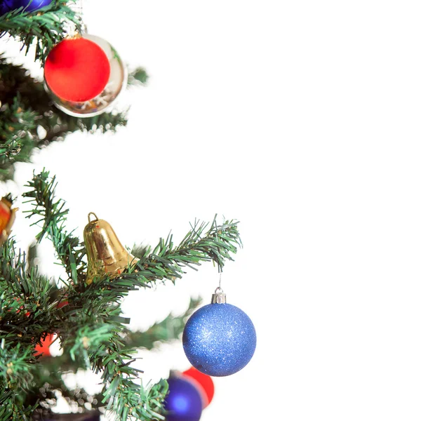 Bola azul en árbol de Navidad aislado — Foto de Stock