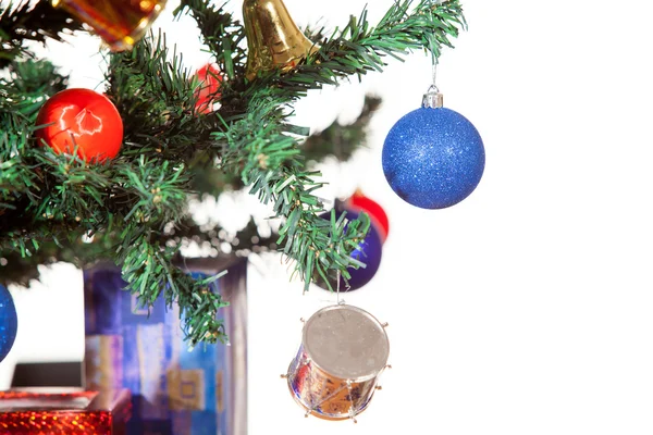 Ozdoby świąteczne w drzewo na białym tle — Zdjęcie stockowe