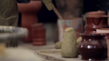 Yaşlı adamlar imalat stüdyosunda