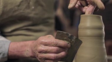 Yaşlı adamlar imalat stüdyosunda