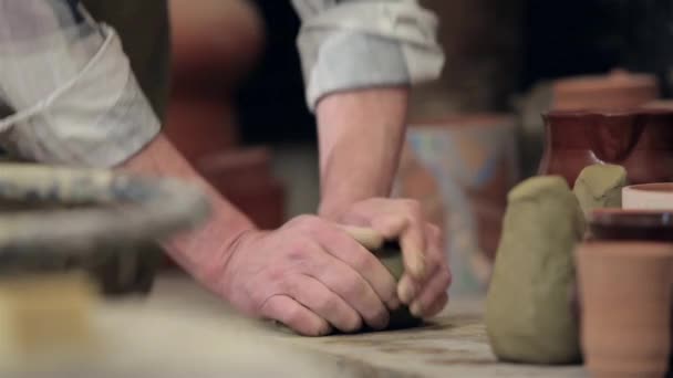 Vieil homme fabriquant dans son atelier — Video