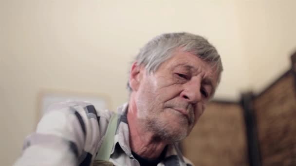 Макросъемка лица стариков — стоковое видео