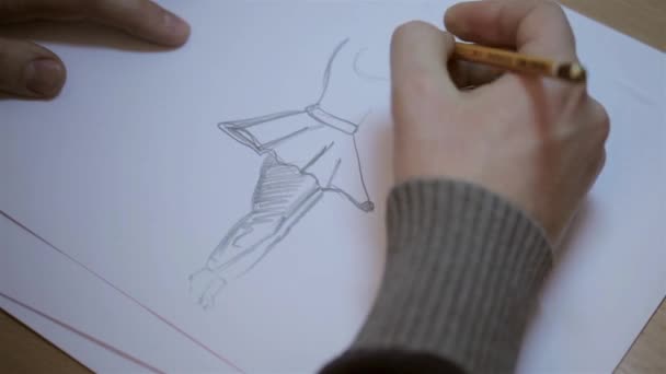 Homens desenhando esboços em uma folha de papel — Vídeo de Stock