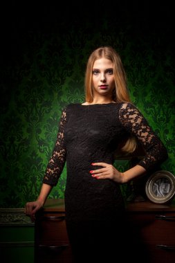 Siyah elbiseli yeşil vintage odasında muhteşem bir kadın