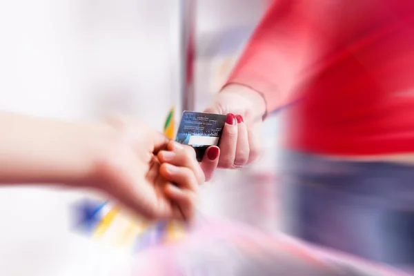 Betala med kreditkort i apotek — Stockfoto