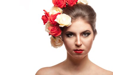 Muhteşem bir kadın beyaz izole kafamda çiçekli