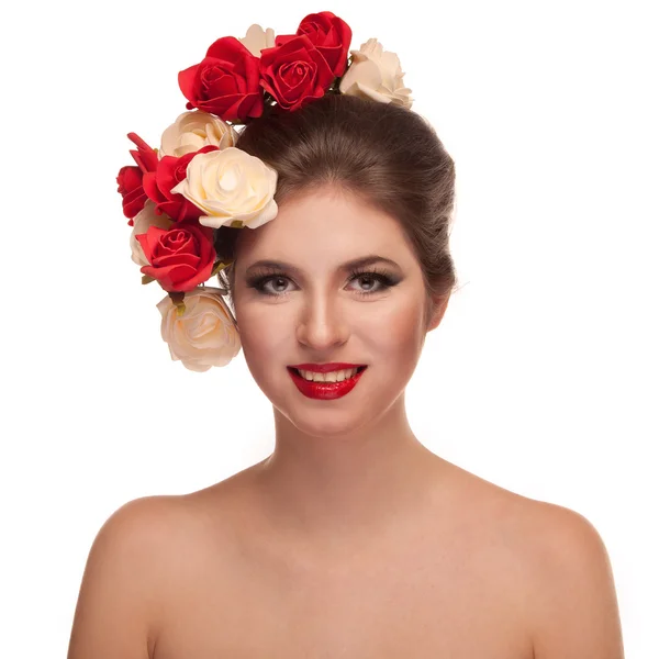 Lachende meisje met bloemen in hoofd — Stockfoto
