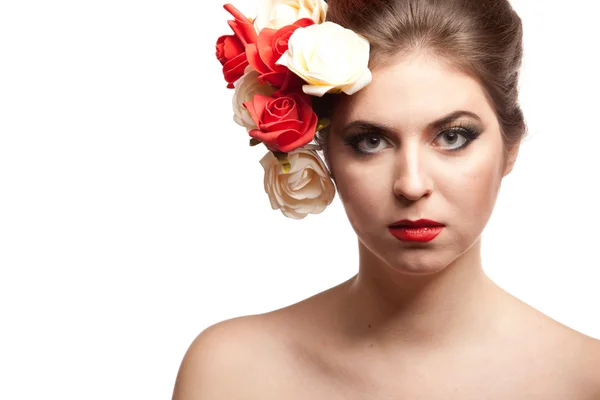Mooie vrouw op witte achtergrond met bloemen in hoofd — Stockfoto