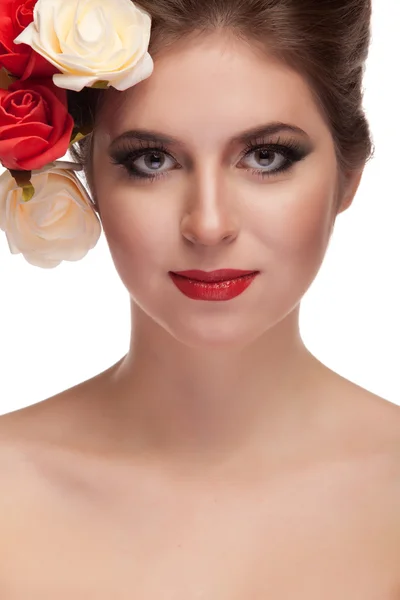 Schönes Porträt einer Frau mit Blumen im Kopf — Stockfoto