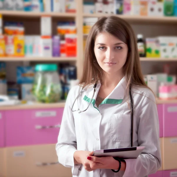 Doctora joven con tableta digital en las manos —  Fotos de Stock