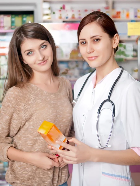 Mujer médico y cliente dentro de la farmacia — Foto de Stock