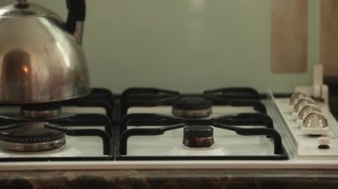 Bir soba yangın koyarak