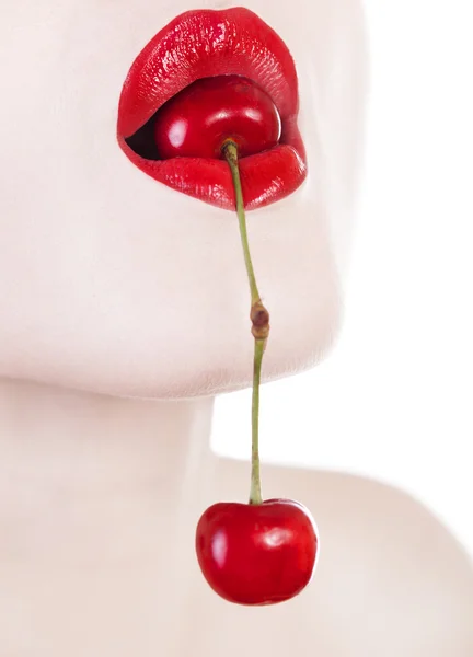 Mulher conceito de beleza com cereja na boca — Fotografia de Stock
