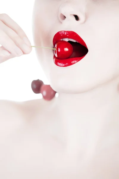 Conceito de mulher branca comendo cereja — Fotografia de Stock