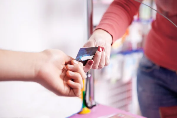 Pagare con carta di credito in farmacia — Foto Stock