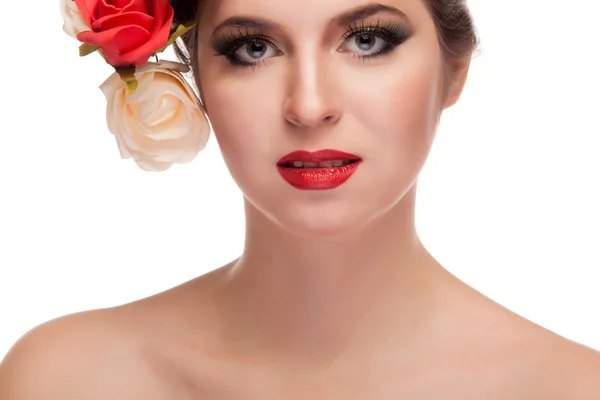 Beauté fille avec des fleurs dans la tête isolé sur fond blanc — Photo