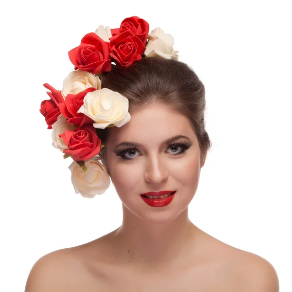 Retrato de beleza de menina com flores na cabeça — Fotografia de Stock