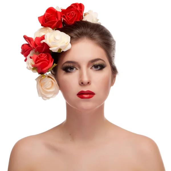 Ritratto di bellezza di ragazza con fiori in testa — Foto Stock