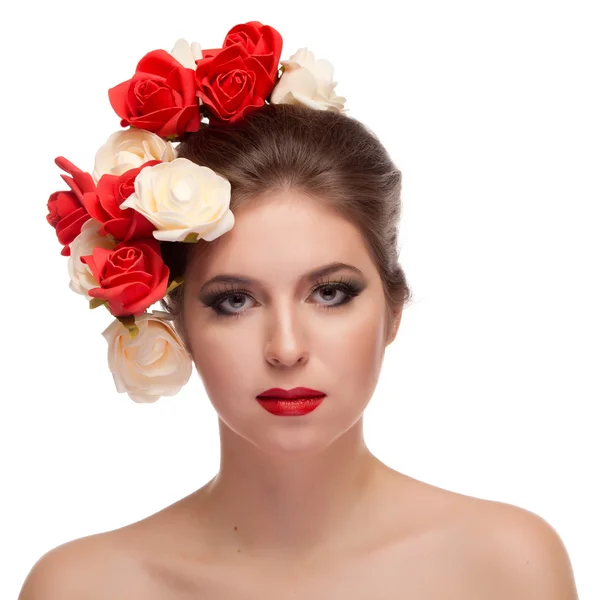Retrato de beleza de menina com flores na cabeça — Fotografia de Stock