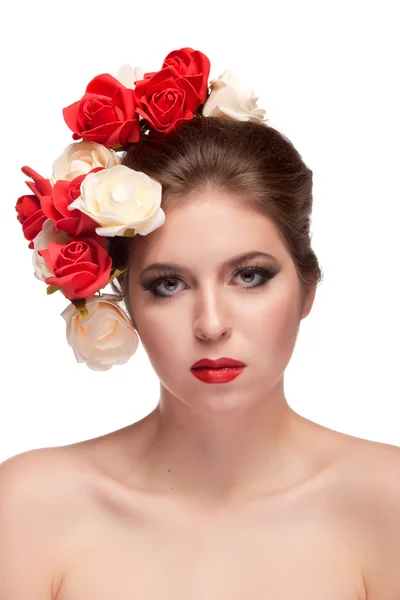 Ragazza con fiori in testa isolato su sfondo bianco — Foto Stock