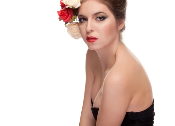 Hermosa chica con labios rojos y flores en la cabeza — Foto de Stock