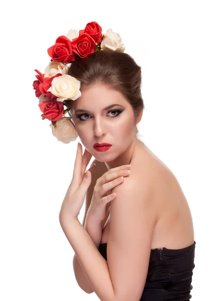 Όμορφο κορίτσι με τα κόκκινα χείλη και λουλούδια στο κεφάλι — Φωτογραφία Αρχείου