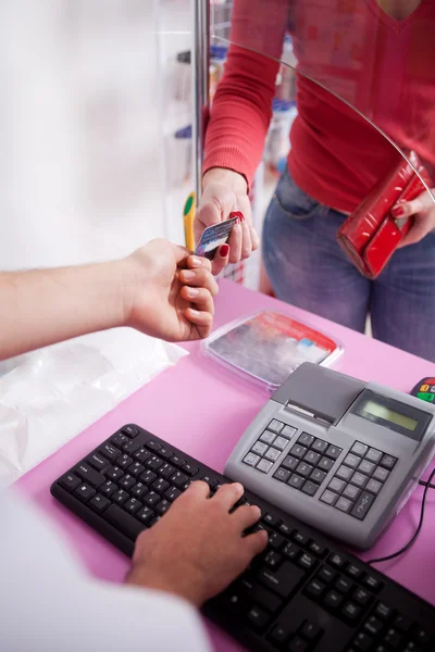 Bezahlen mit Kreditkarte in der Apotheke — Stockfoto